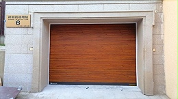 铜辉门窗车库门如何保证安全呢？