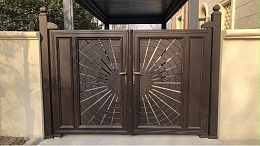 铜辉门窗|格拉斯小镇铝艺别墅庭院门安装